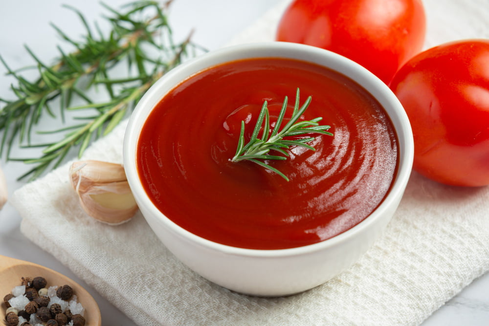 ketchup tomato sauce with fresh tomato