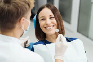 Leia mais sobre o artigo Implantodontia: Como funciona, qual o preço, quem pode fazer?