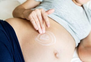 Leia mais sobre o artigo Evitar estrias na gravidez é possível?