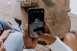 Leia mais sobre o artigo Com Quantos Seguidores Começa a Ganhar Dinheiro no TikTok?
