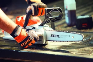 Leia mais sobre o artigo Cortar gramas e madeira: Como usar a roçadeira Stihl?