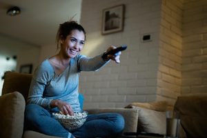 Eficiência também no sofá: como a tecnologia doméstica pode reduzir desperdício de tempo e energia no entretenimento 2 Como Assistir TV